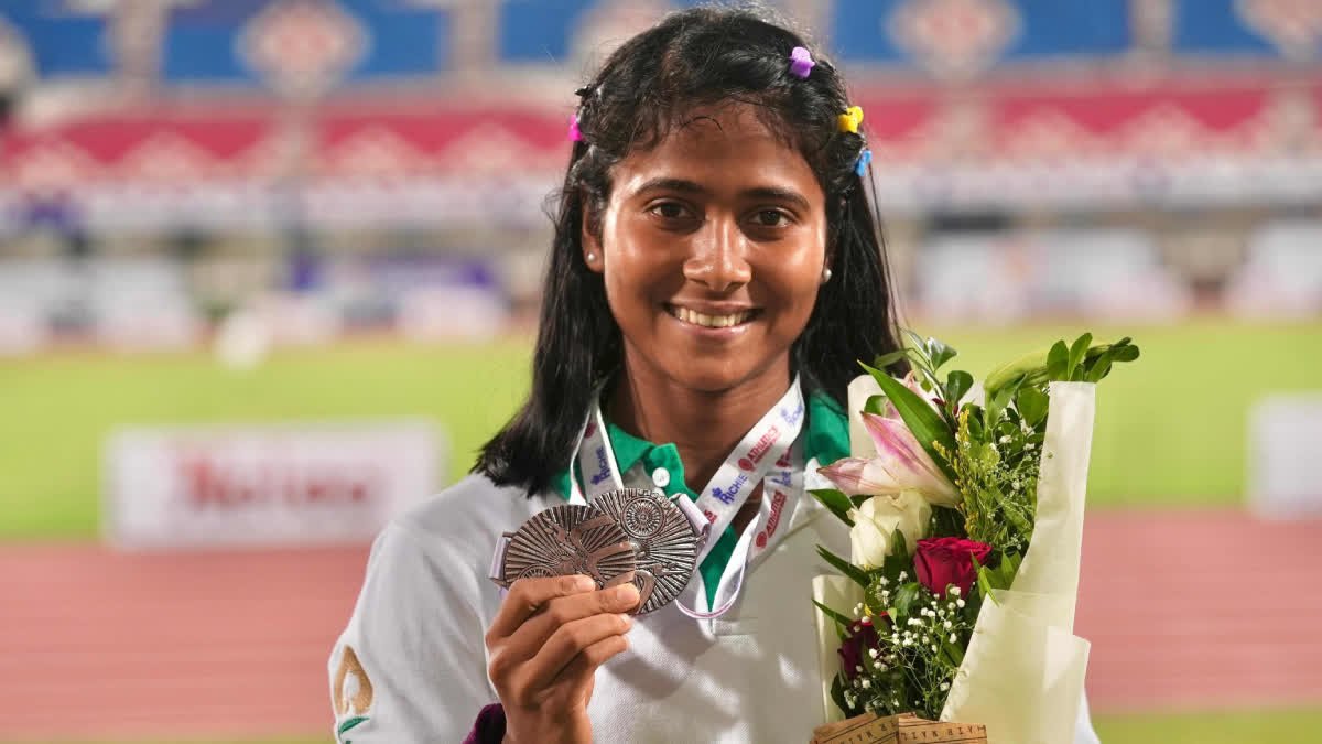 লড়াইয়ের আরেক নাম মৌমিতা মণ্ডল! অভাবের হার্ডলস পেরিয়ে সোনার লাফ